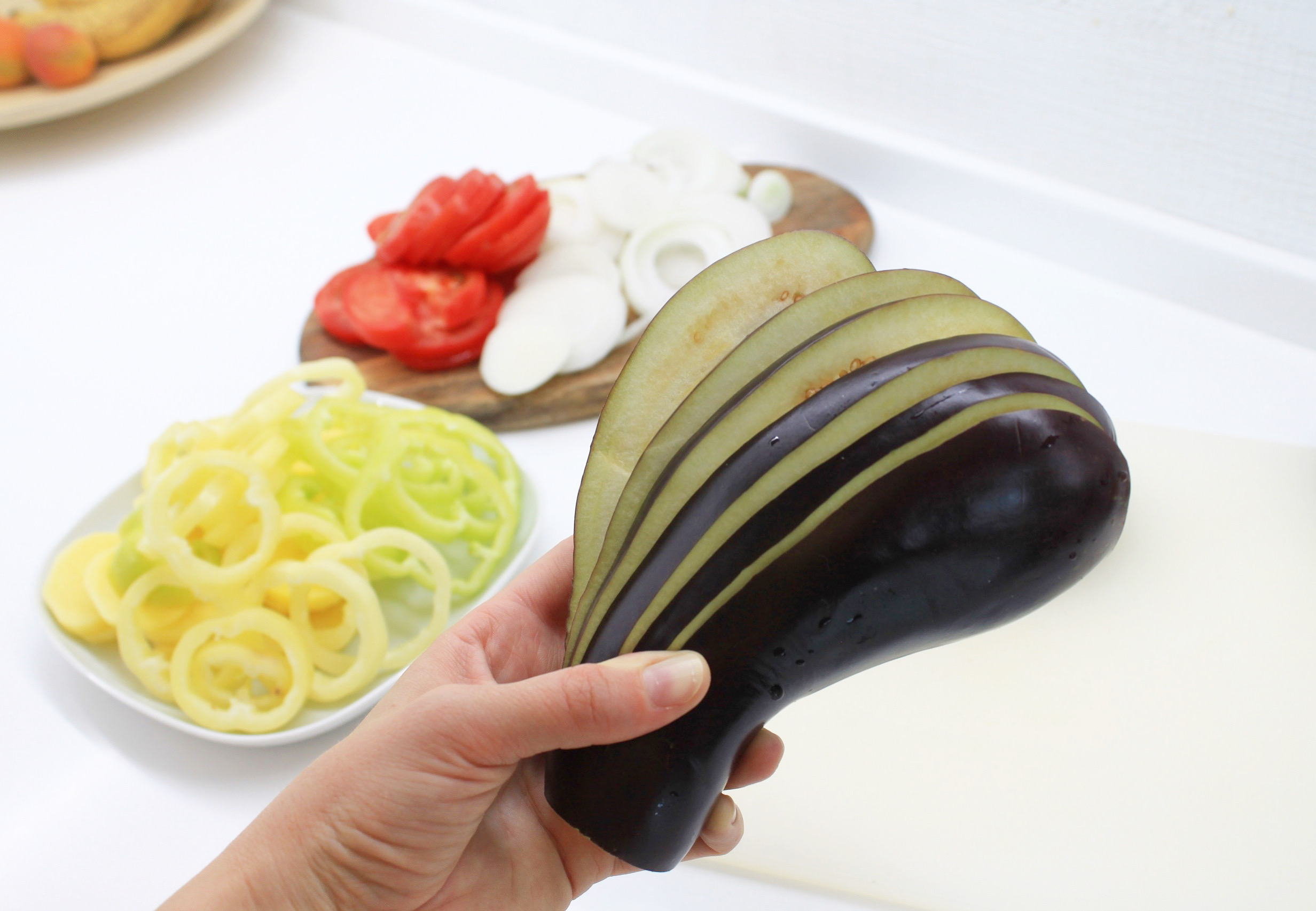 Баклажаны с овощами, запеченные под сметанным соусом! Быстро, красиво и очень-очень вкусно! смотреть онлайн