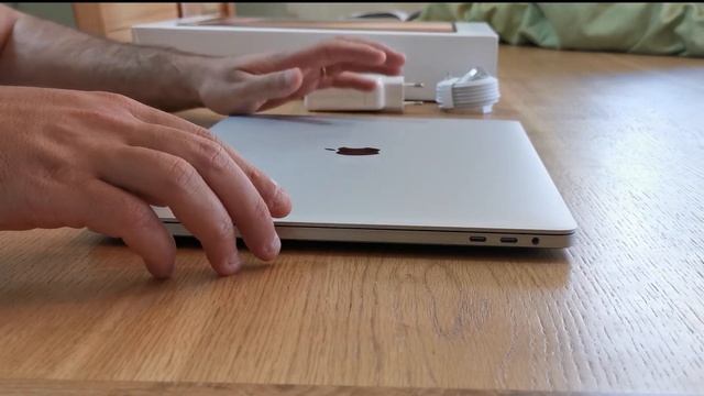 פתיחת קופסא למקבוק פרו 16' ||MacBook Pro 16' (Late 2019) unboxing смотреть онлайн