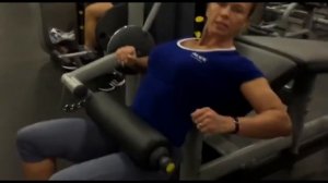 Ягодичный мост в тренажёре для сгибания ног лёжа, на мышцы ягодиц