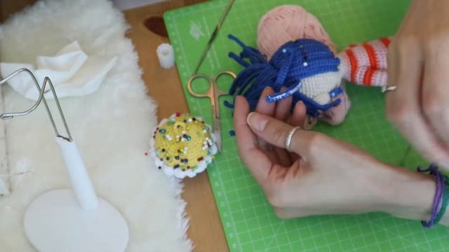 # 26 [ENGLISH SUBITITLE ] HOW I GLUE HAIR TO A DOLL’S HEAD | Amigurumi Tutorial смотреть онлайн