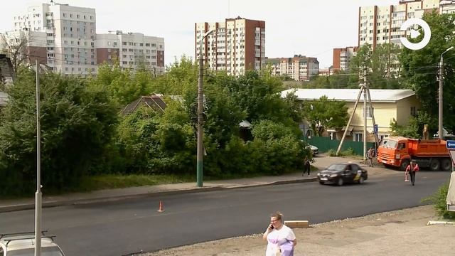 В рамках проекта «Безопасные качественные дороги» заменяют покрытия проезжей части и тротуаров смотреть онлайн