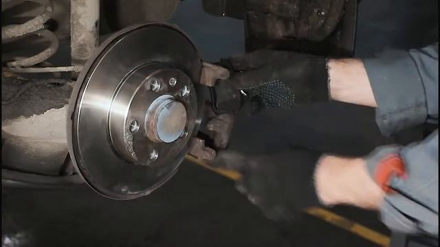 Замена задних тормозных колодок Skoda Rapid смотреть онлайн