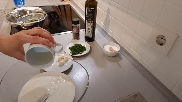 ГРЕЧЕСКИЙ СОУС ЦАЦИКИ ИЗ ЙОГУРТА И СВЕЖЕГО ОГУРЦА / ДЗАДЗИКИ. смотреть онлайн