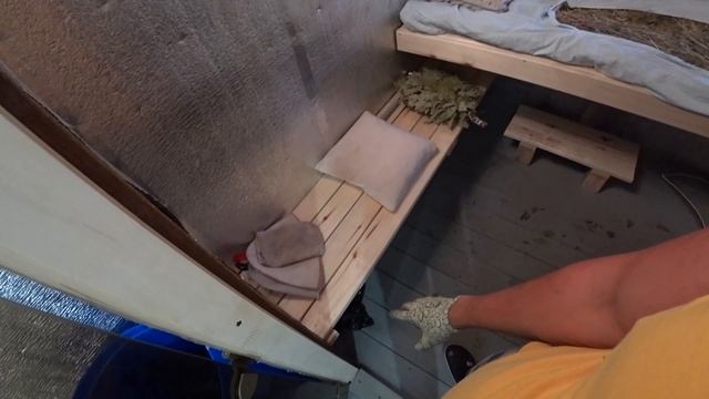 СДЕЛАЛ ДРОВНИК У БАНИ | Покрасил дом | Сделал кровать качель для бани | Матрац из сена в парной смотреть онлайн