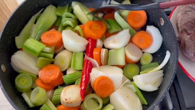 Пятничные ужины. Сервировки стола. Как приготовить оссобуко в красном вине. Апрель 2022 смотреть онлайн