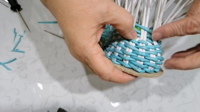 Я плету из газетных трубочек новогодний сапожок. В рамках новогоднего марафона. смотреть онлайн