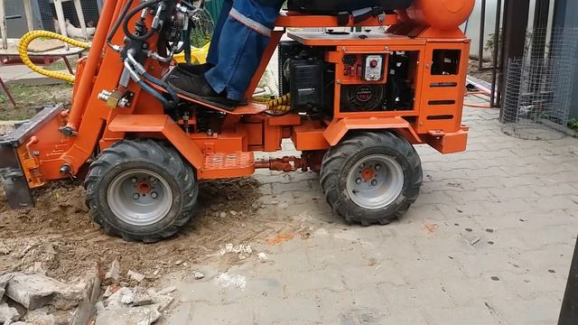 Кирковщик на самодельном мини погрузчике смотреть онлайн