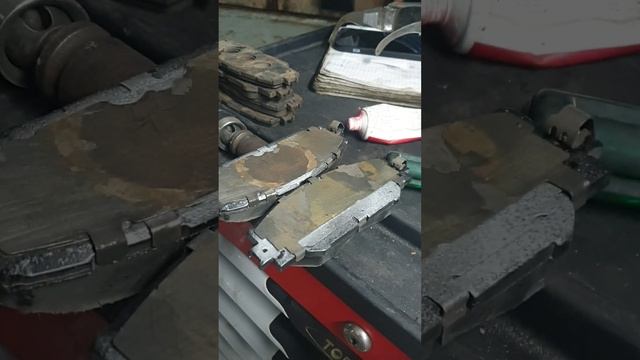 Меняем ПТД (передние тормозные диски). Это вам не молотком колодки в посадочные забивать! смотреть онлайн