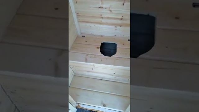 Дачный туалет с односкатной крышей, обработан, окрашен с седушкой. Внизу два кольца. Фундамент смотреть онлайн