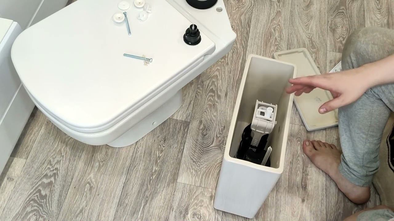 Сборка установка нового унитаза, ремонт в ванной комнате.