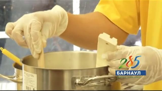 Настоящий ажиотаж вызвала площадка, где проходил фестиваль сыра 05.09.15 (16+) смотреть онлайн