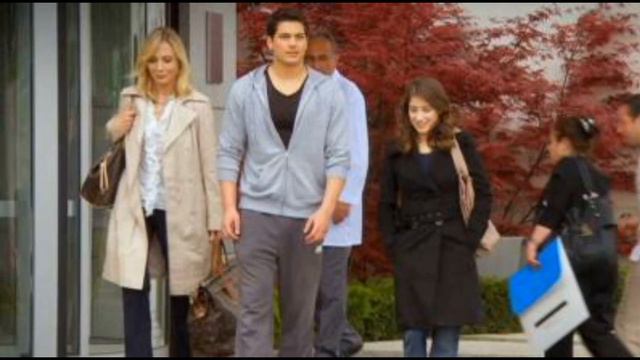 Hazal Kaya anunció las buenas noticias, Çağatay y yo.... смотреть онлайн