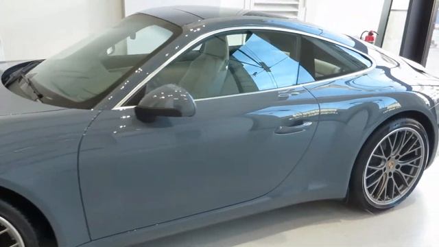 Porsche 911 Carrera in Volkswagen Group Forum at Unter den Linden in Berlin смотреть онлайн