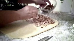 Сдобный рулет с орехами, изюмом и шоколадом!