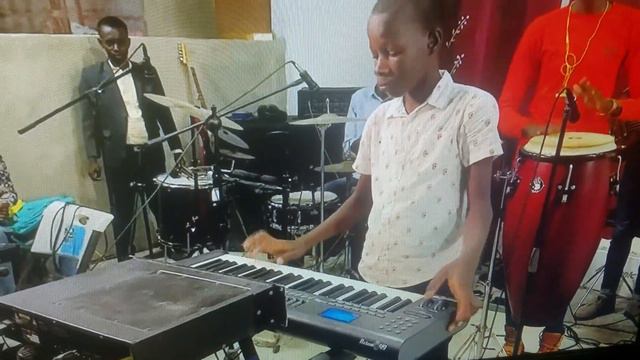 SHOW Piano ak Maestro James ROLDY. Ampil son смотреть онлайн