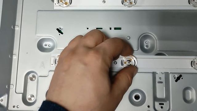 Ремонт телевизора LG 32LB561U (замена подсветки) смотреть онлайн