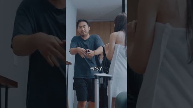 新房還沒入住就被壞人盯上，還謊稱物業上門維修地板，誰料一秒鐘就被小宇看穿！ #女性安全#懸疑 #獨居 смотреть онлайн