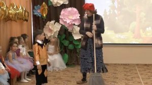 Сюрпризный момент на выпускном утреннике с Бабой Ягой.