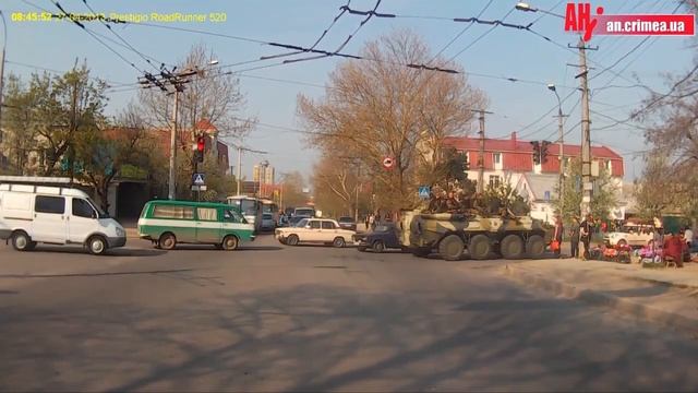 БТР на улицах Симферополя смотреть онлайн