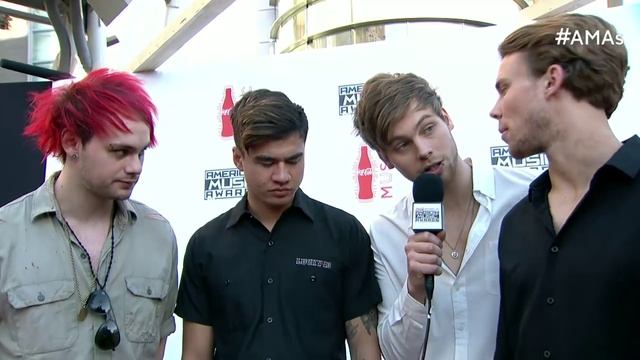 5 Seconds of Summer Red Carpet Interview - AMAs 2015 смотреть онлайн