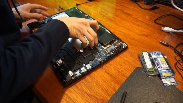 Disassembling/Removing the Back/Opening up a Lenovo Legion Y520 to Upgrade and Install RAM and SSD смотреть онлайн