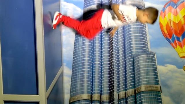 Диана и Рома с папой посещают Парк Динозавров в Дубае смотреть онлайн