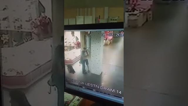 Пьяный мужчина пристает к девочкам в ЦУМе смотреть онлайн