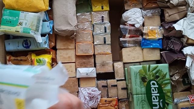 Выбираю хозяйственное мыло из большой коробки смотреть онлайн