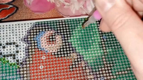 СОБИРАЕМ АЛМАЗНУЮ МОЗАИКУ.Процесс выкладки алмазной мозаики.#алмазнаявышивка#алмазнаямозаика#