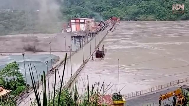 DAM Destroyed! Millions of Tons Flooded Sikkim, India. Teesta river and Chungthang dam. смотреть онлайн