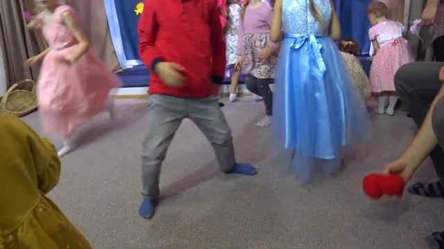 Как Лера сходила на День рождение к подруге Есении смотреть онлайн