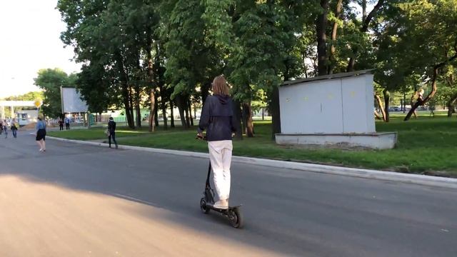 Упал с велосипеда, пытаясь догнать электросамокат смотреть онлайн