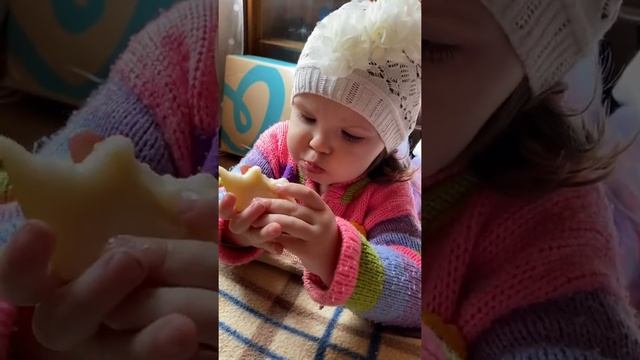 Елизаветка ест грушу/дача/последний денёк лета??? смотреть онлайн