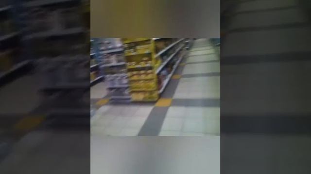 Не вскрывают просрочку! Запрет на съемку! Пятёрочка отравляет!! смотреть онлайн