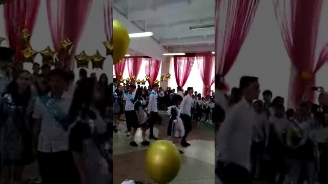 Красивый вальс на Последний звонок от выпускников 2022. МАОУ СОШ #1 п.Эгергетик. смотреть онлайн