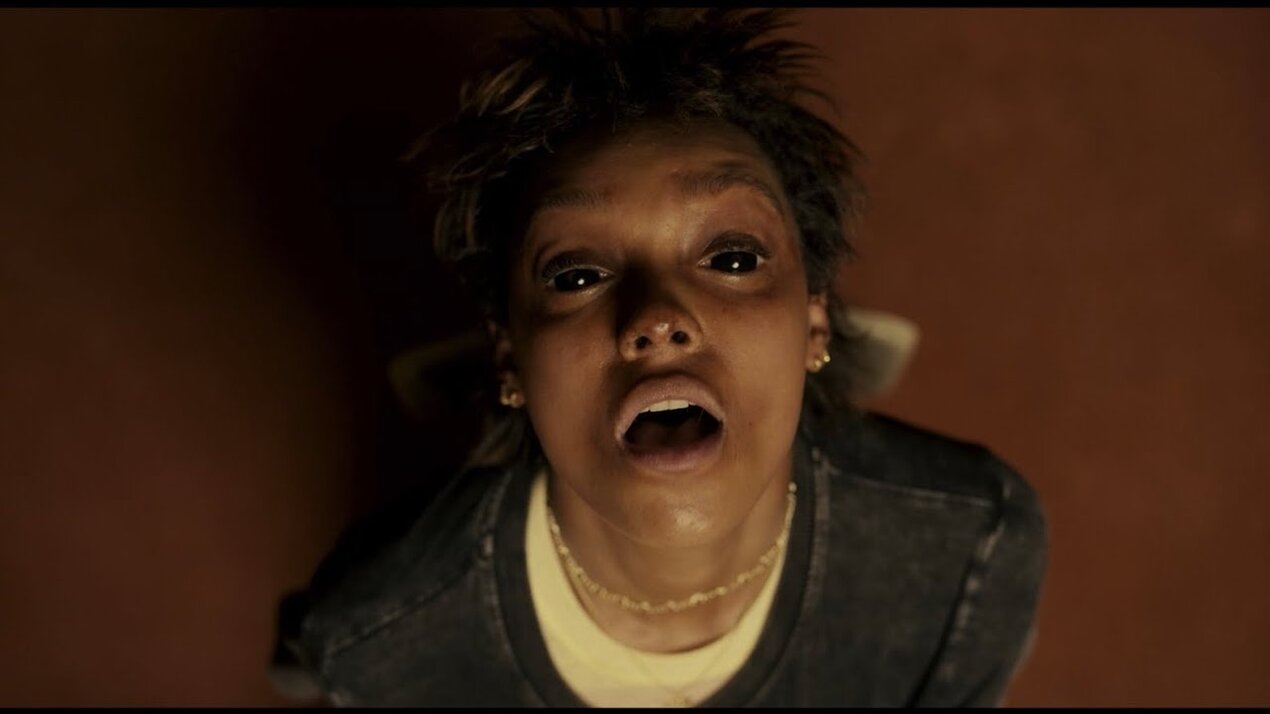 Два, три, демон, приди! — Русский трейлер 2023 смотреть онлайн