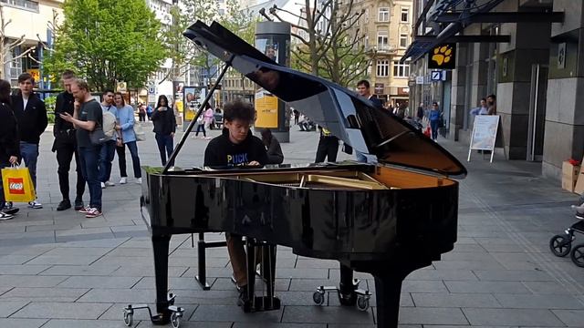 Linkin Park Piano Medley (In the End + What I've done) in pedestrian zone смотреть онлайн