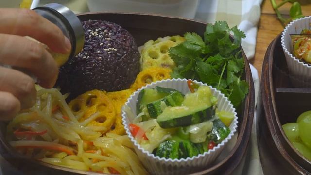 남편을 위한 맛있는 건강식 도시락 싸기 | 일주일 도시락 ? 충무김밥, 포타벨라버섯구이, 고구마빵, 샌드위치, 두부샌드위치, 어묵꼬치전, 연근삼색전, 호박새우젓볶음, 가지구이무침 смотреть онлайн