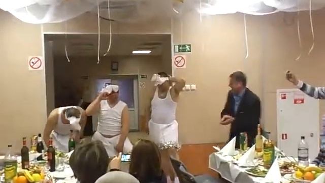 3 взрослых мужика танцуют ламбаду. смеялась до коликоа! смотреть онлайн