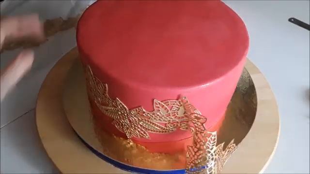 Как наложить сахарное кружево на торт покрытый мастикой. смотреть онлайн