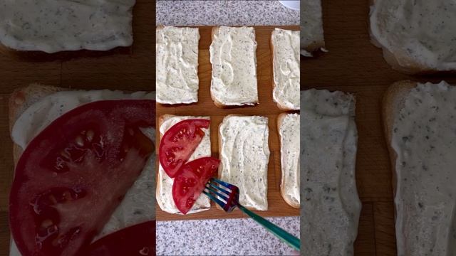 ШИКАРНЫЙ РЕЦЕПТ?Бутерброды в духовке со шпротами и помидором ? смотреть онлайн