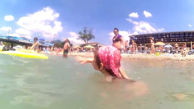 Радость Софии от купания в море смотреть онлайн