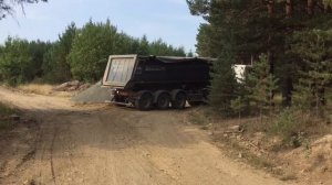 Выгрузка щебня из самосвала полуприцепа.