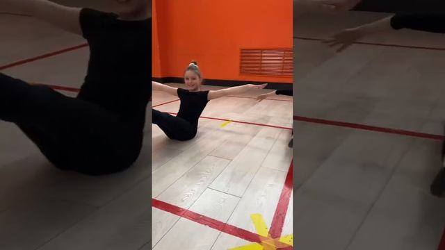 Упражнение на пресс/хореография #дети #танцы #растяжка #спорт #упражнениянапресс смотреть онлайн