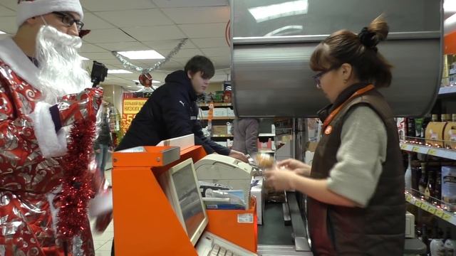 ДЕДА МОРОЗА ХОТЯТ ОТРАВИТЬ В ДИКСИ! Просрочка атакует дедушку и пытается украсть новый год у детише смотреть онлайн