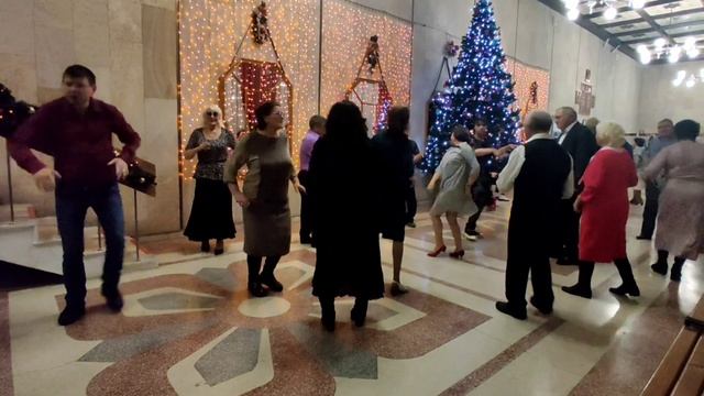 Пчела Майя! Белгород, танцы в кругу друзей. смотреть онлайн