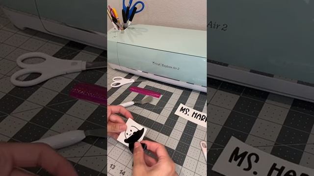 Beginner Vinyl Tutorial - Easy Cricut project for beginners - Cute Halloween Water Bottle смотреть онлайн