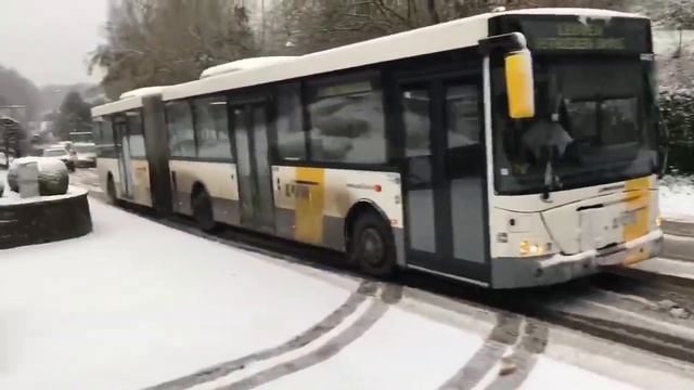 Внедорожник Nissan взял на буксир огромный автобус-гармошку смотреть онлайн