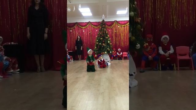 Танец маленьких гномиков #гномики#новыйгод#утренник#2016 смотреть онлайн