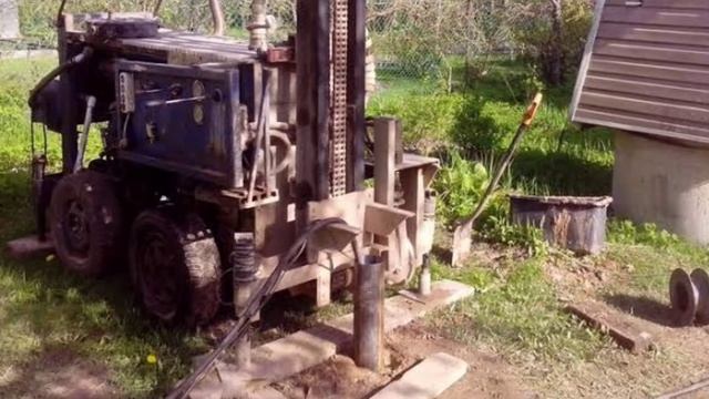 Мужчина бурил скважину на даче, но тут из земли показалось.. смотреть онлайн